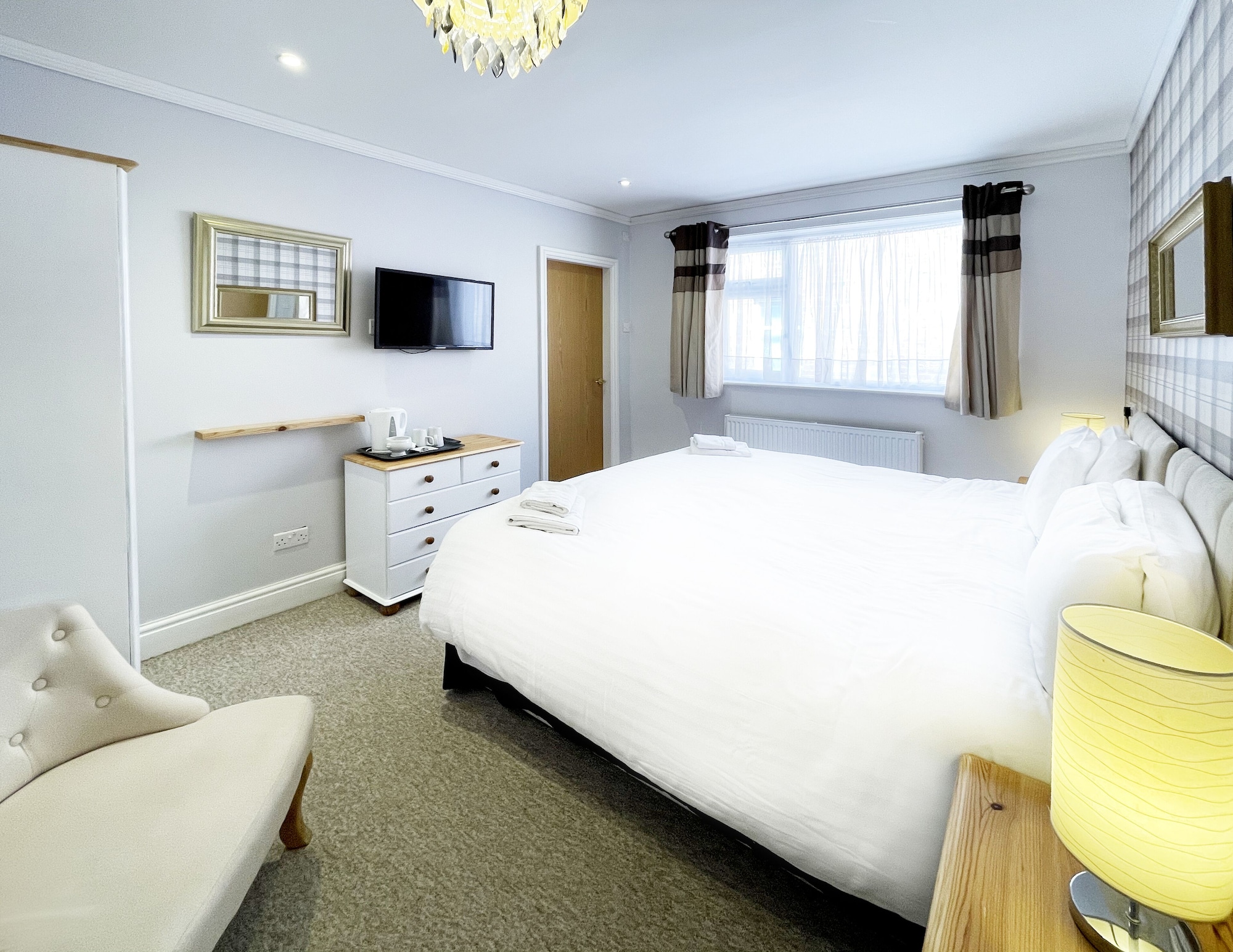 DELUXE, DOUBLE OR TWIN BED