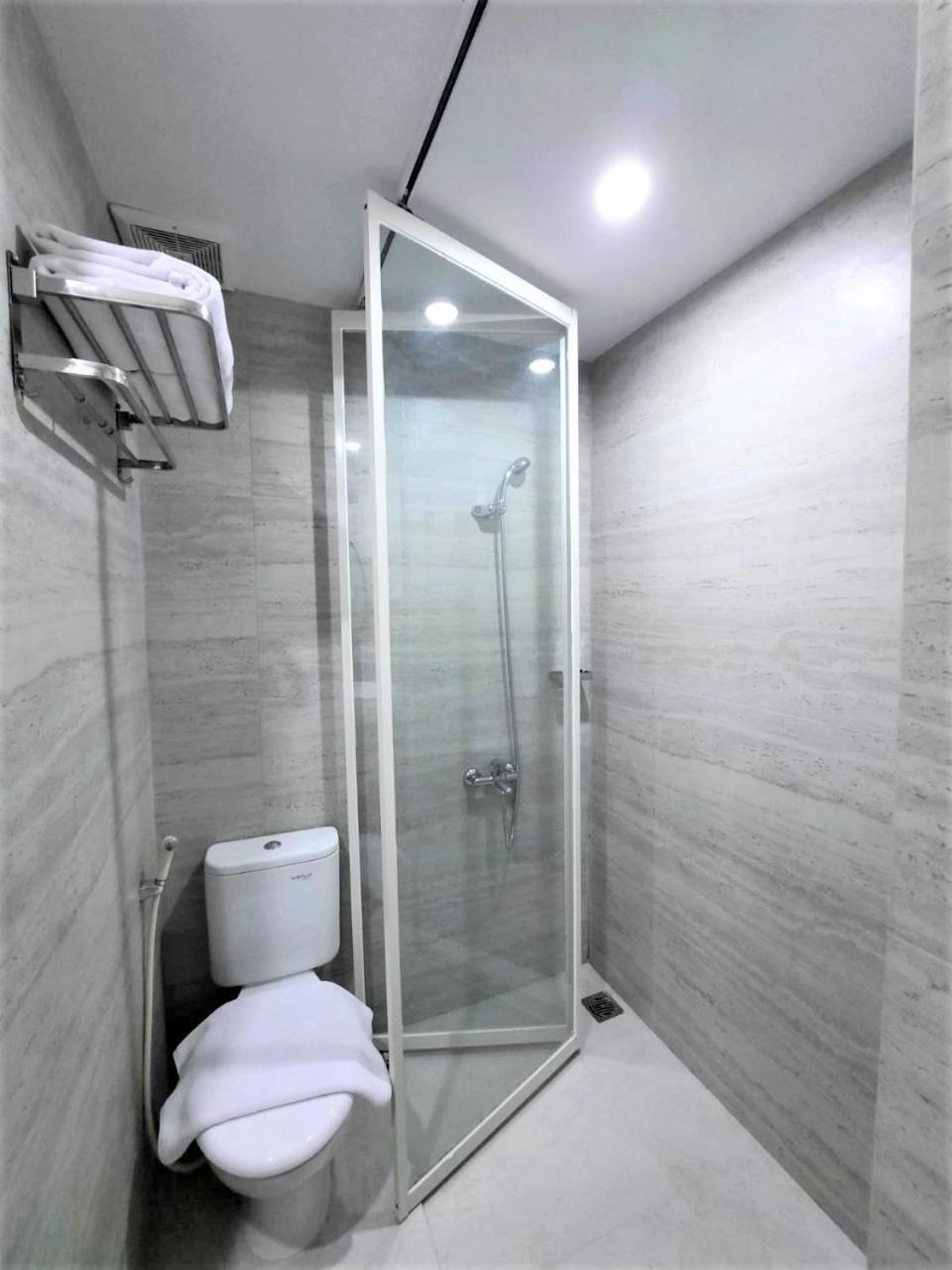 Front One King Hotel Tuban 62/68