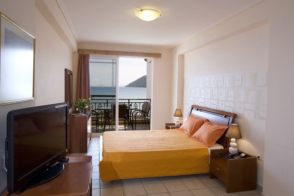Grand, Suite, 1 Single and 2 Queen Beds