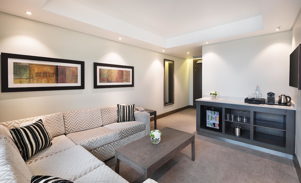 Legend Hotel Lagos Airport Curio Collection By Hilton 38/81