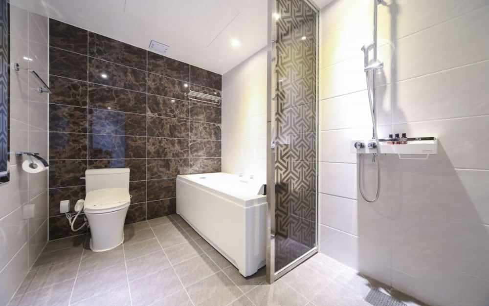 ELYSIA HOTEL 24/25