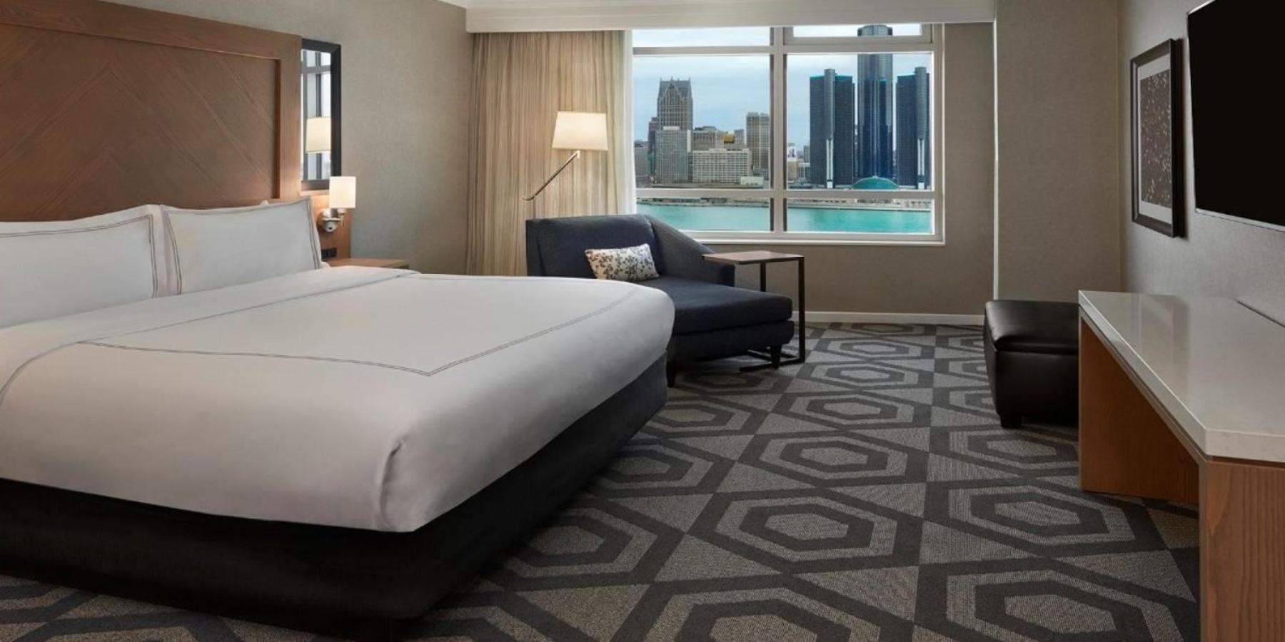 Luxury, King Bed, River View, Sofa, Forum Tower