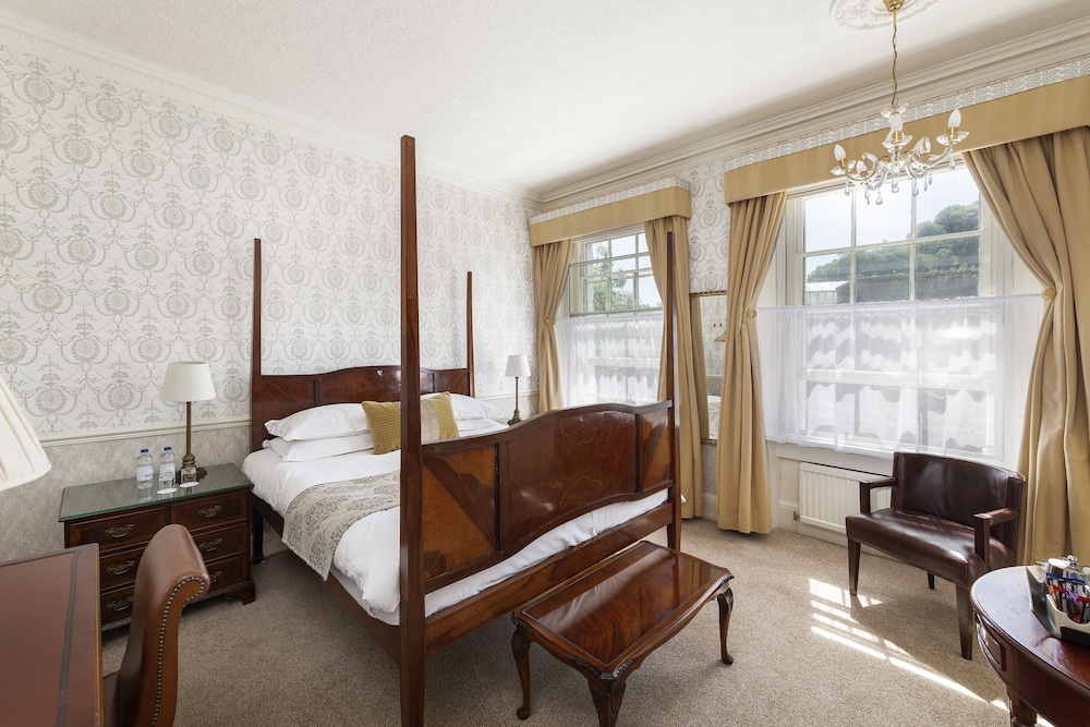 The Royal Hotel 33/68