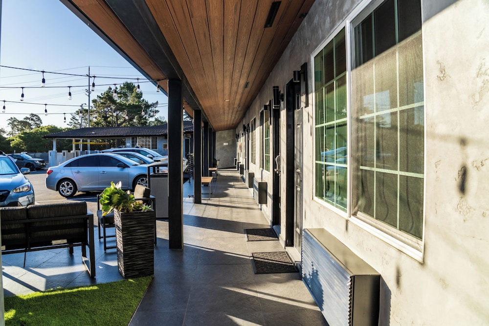 Monterey Surf Inn 37/40