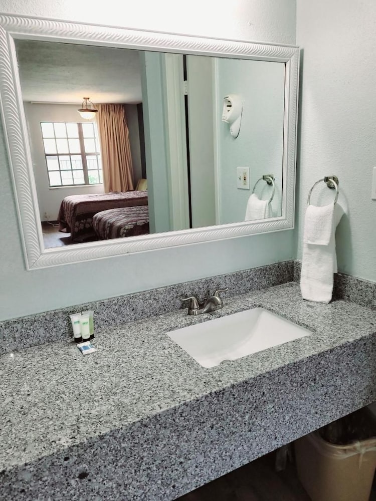 Best Price Motel & Suites 53/56