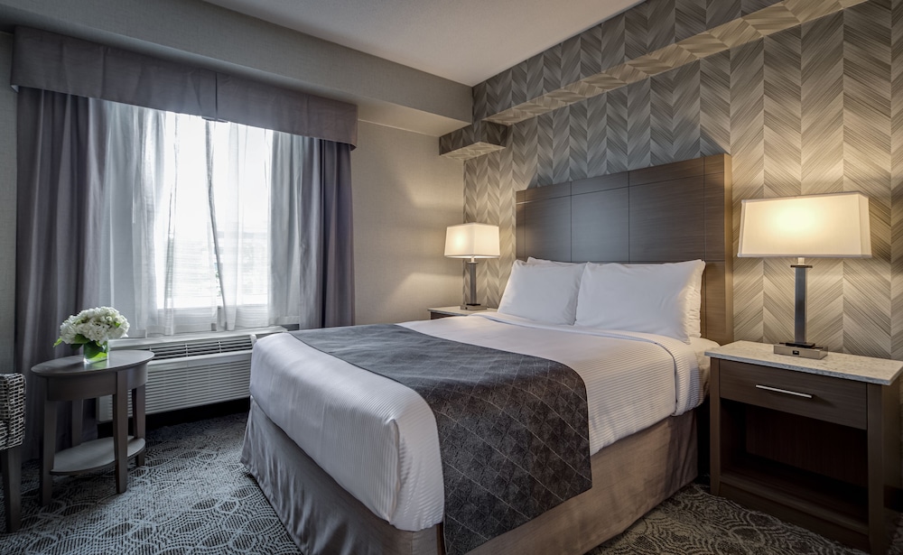 SUITE, QUEEN BED, JETTED TUB