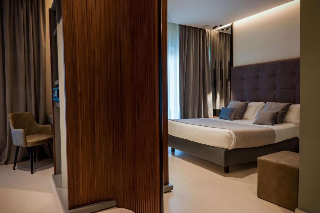 Business, Double or Twin Bed
