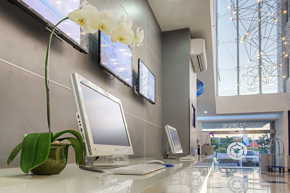 Berry Biz Hotel in Legian