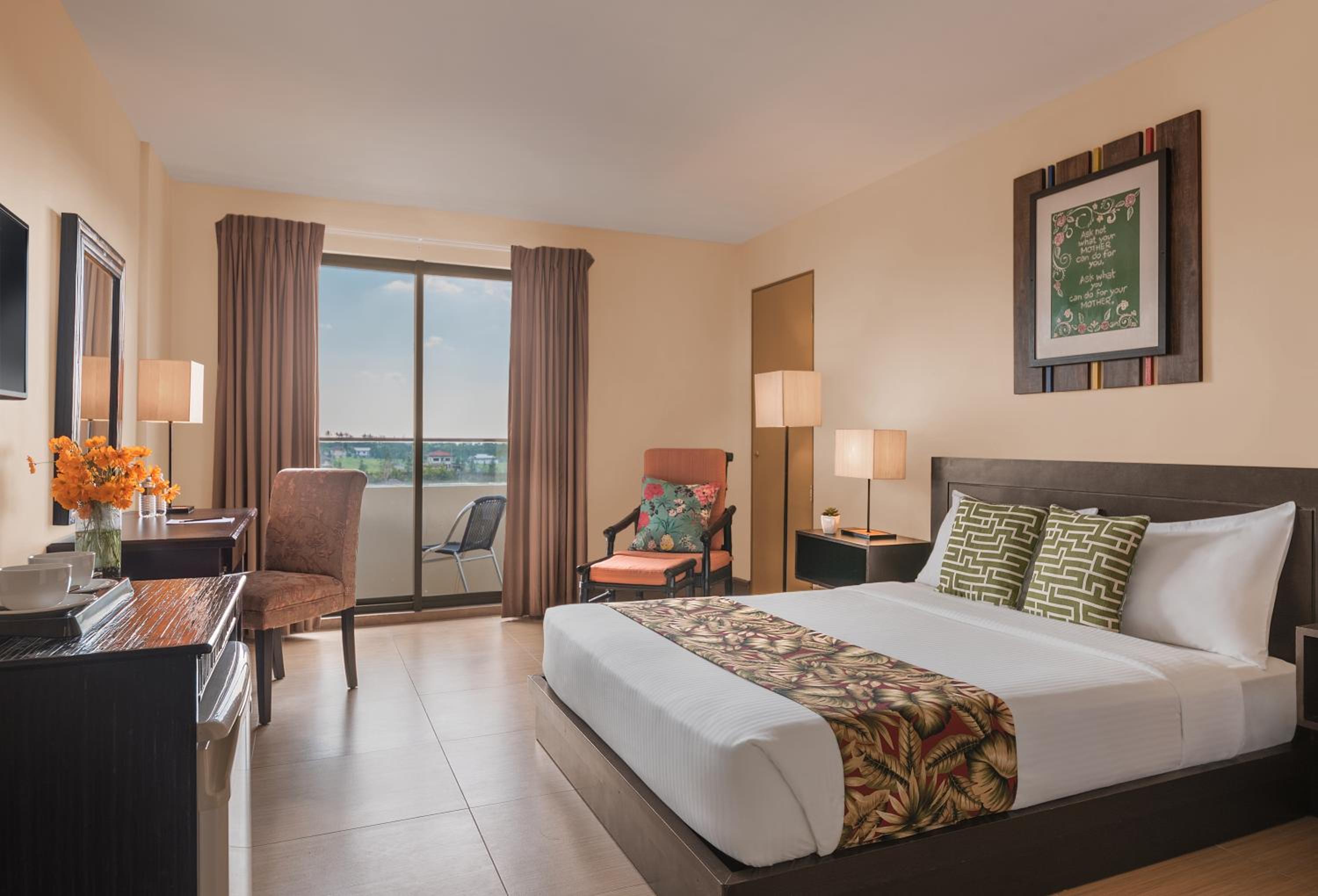 DELUXE, KING BED, BATHTUB