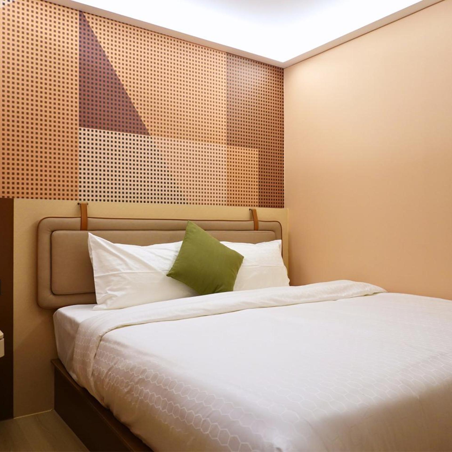 Superior, King Bed, Queen Bed, No Window