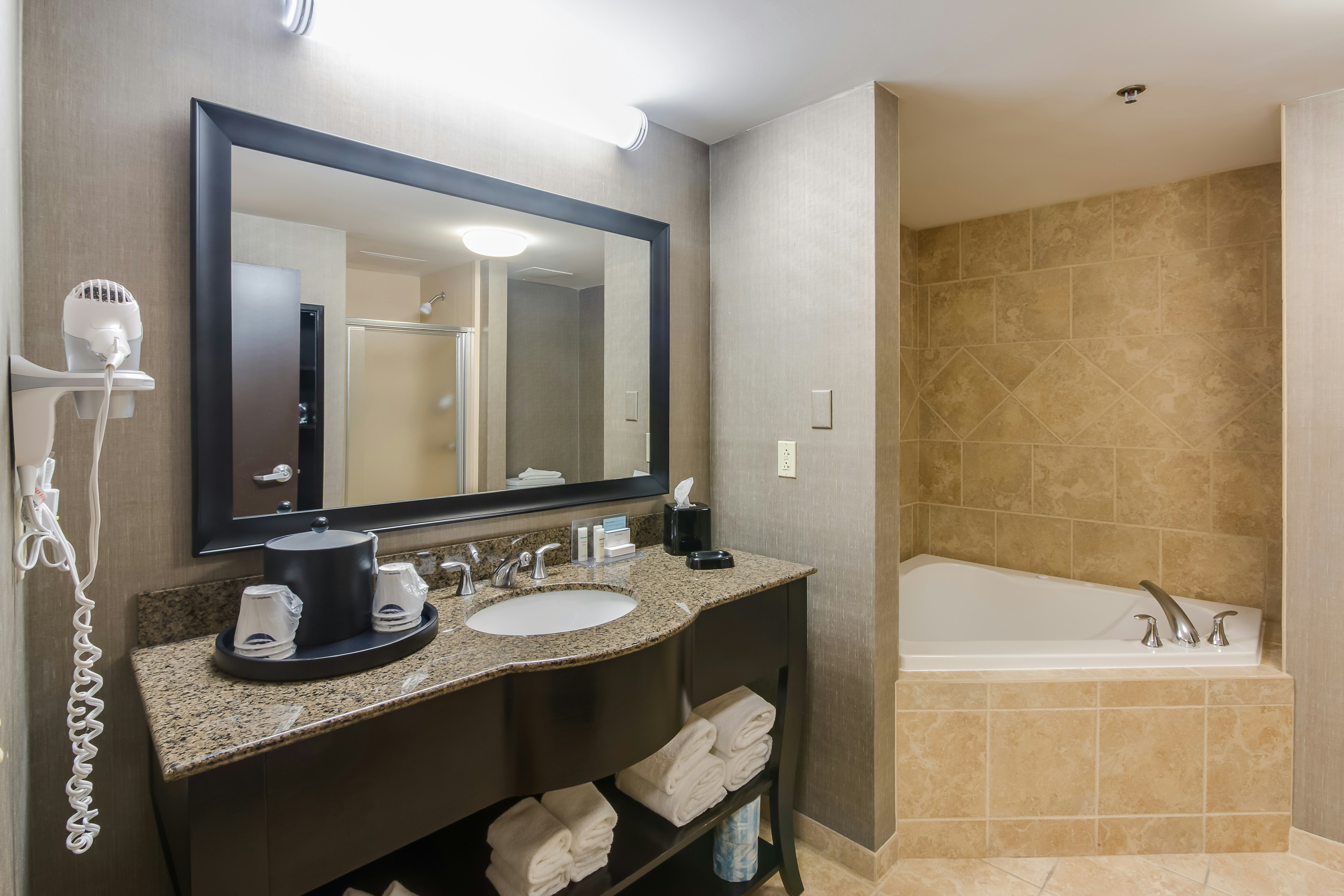 غرفة بسرير كينج بحوض جاكوزي، Hampton Inn & Suites Mt. Juliet 3/4