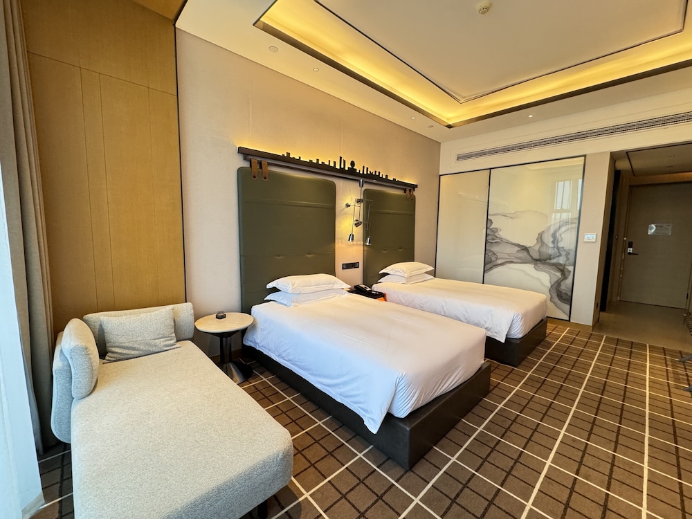 DELUXE, TWIN BEDS