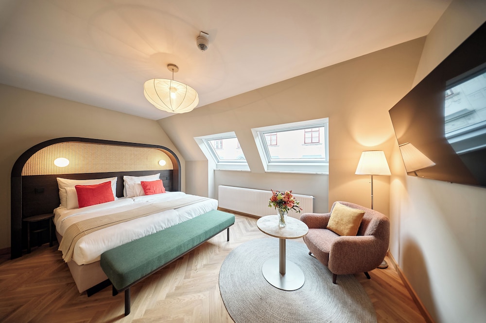 ROOM, DOUBLE BED