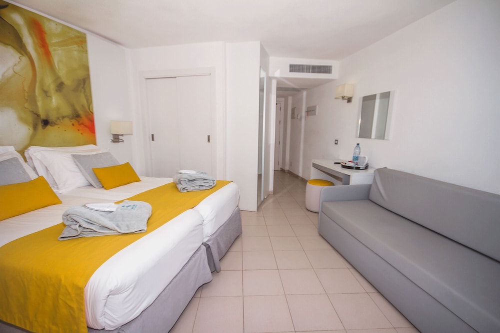 SUPERIOR, DOUBLE BED, BALCONY, TOWER TWO, TOP FLOOR