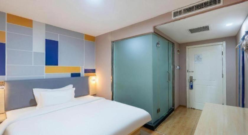 7 Days Inn (Beijing Tiananmen Square) 32/57