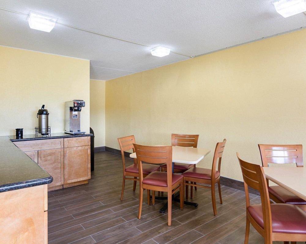Rodeway Inn Joint Base Andrews Area 24/28