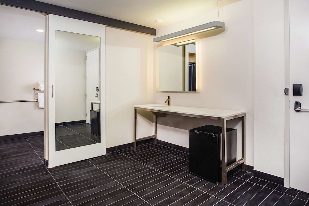 La Quinta Inn & Suites by Wyndham Winchester 34/44