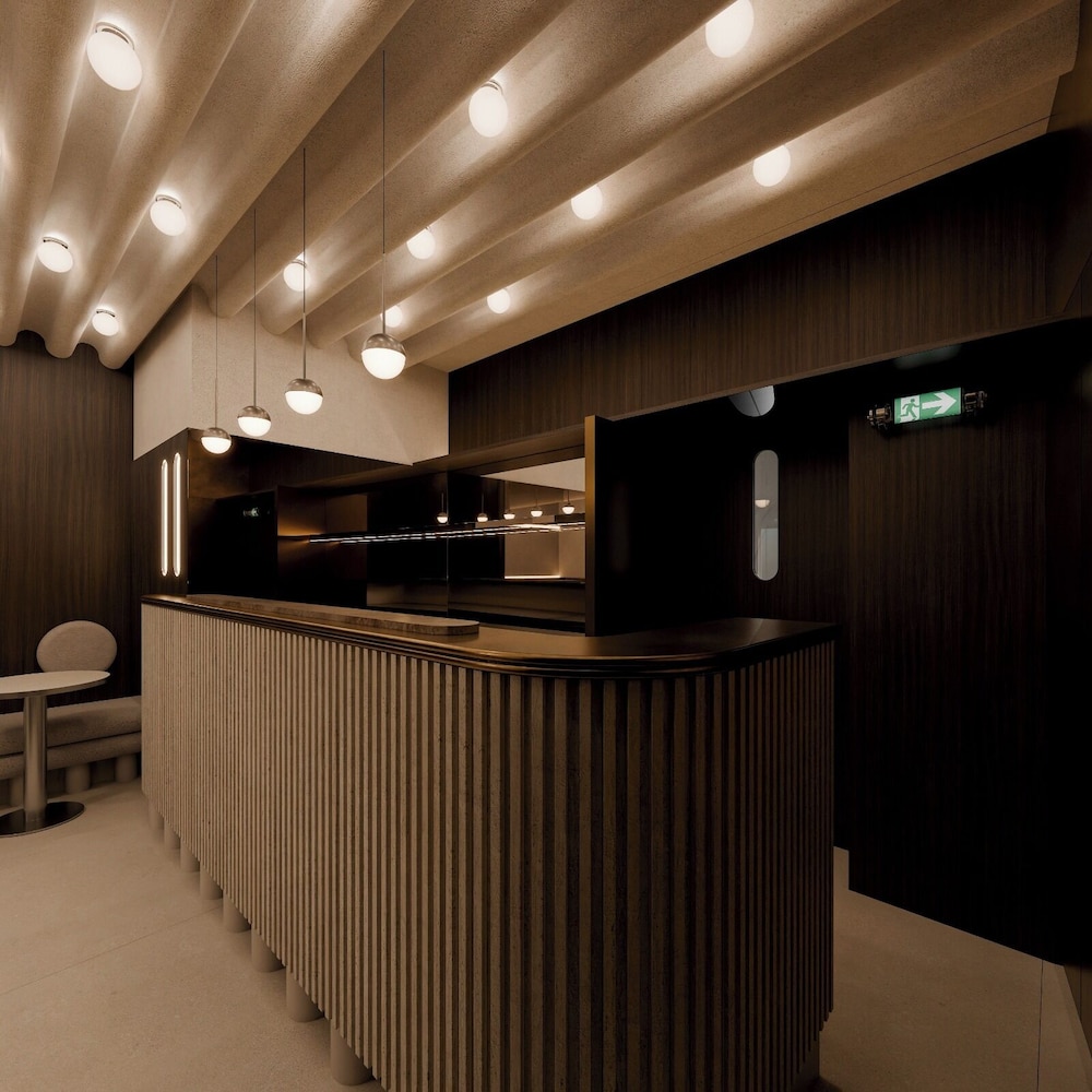 Modern Waikiki Hotel 8/50