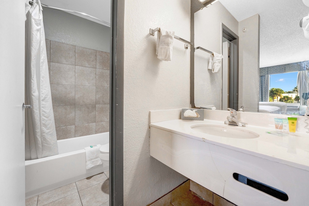 Super 8 by Wyndham Orlando Near Florida Mall 22/54