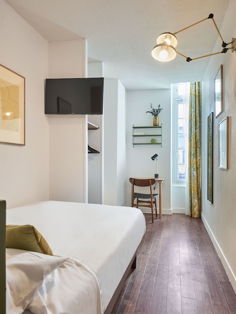 ROOM, SINGLE