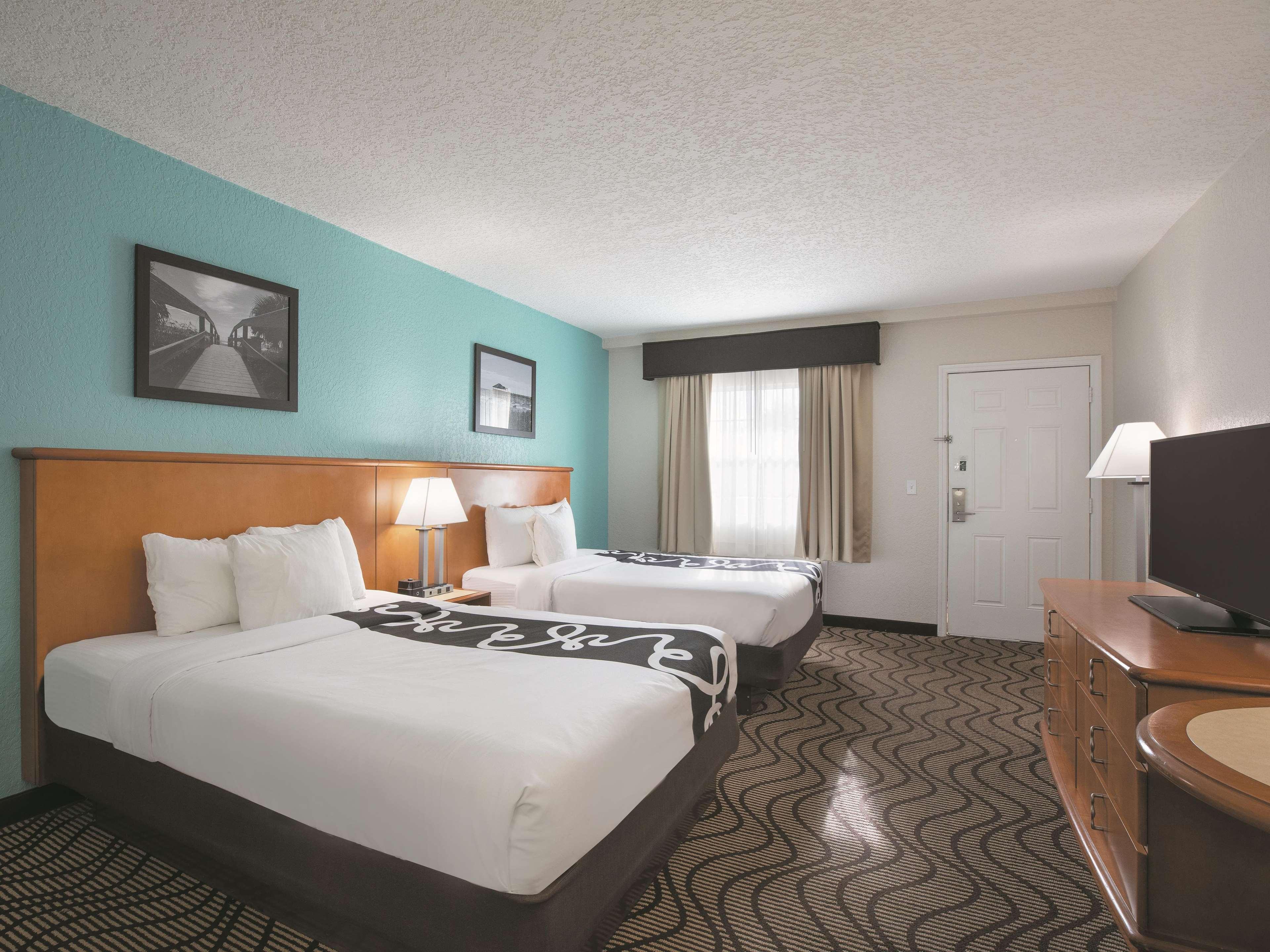 Deluxe, 2 Queen Beds, Pool or Courtyard View، La Quinta Inn By Wyndham Cocoa Beach Port Canaveral 2/3
