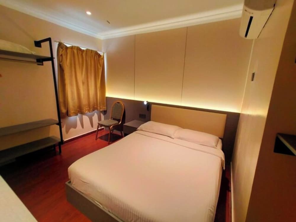 OYO 998 Queen City Hotel 25/50