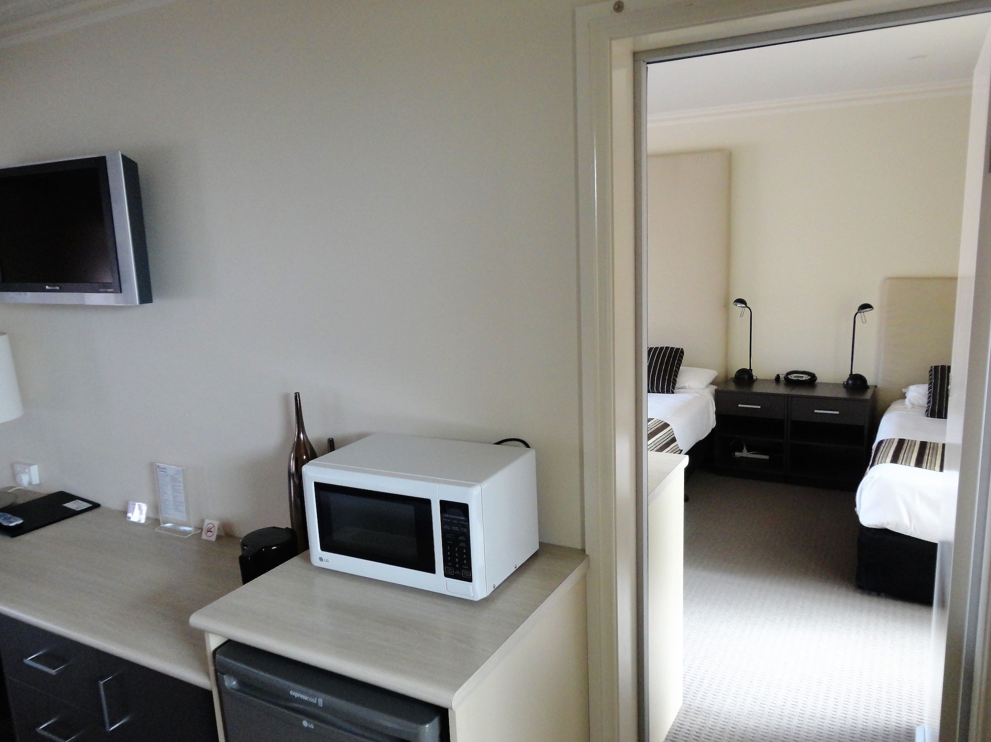 غرفة متصلة ديلوكس بسرير فردي وسريرين كوين مع أريكة، Sovereign Park Motor Inn 8/10