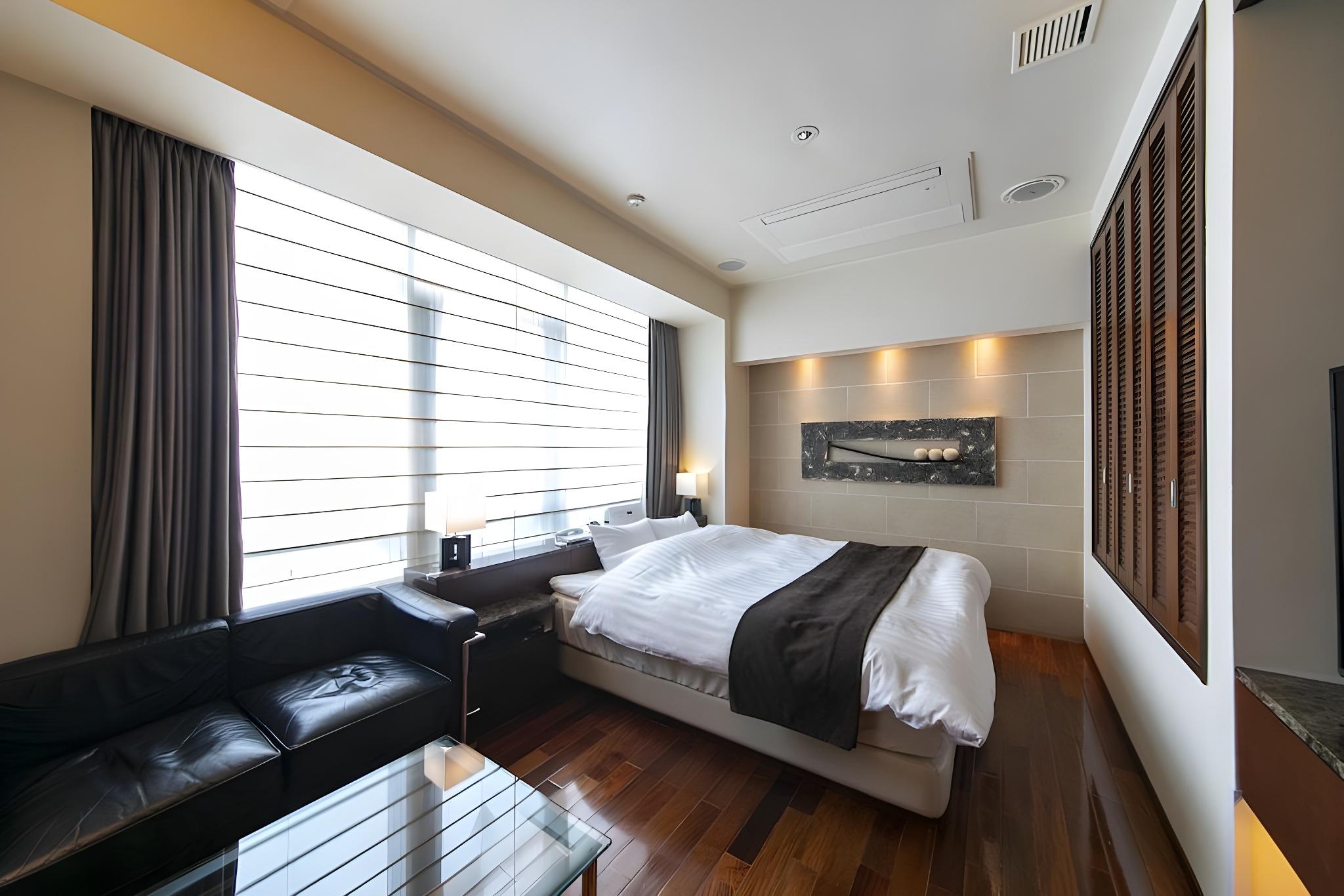 DELUXE, DOUBLE BED, SMOKING