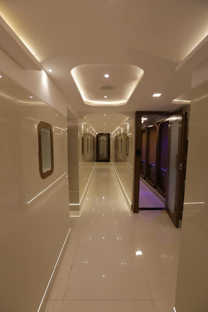 Oyo 15732 Qubestay Airport 26/35