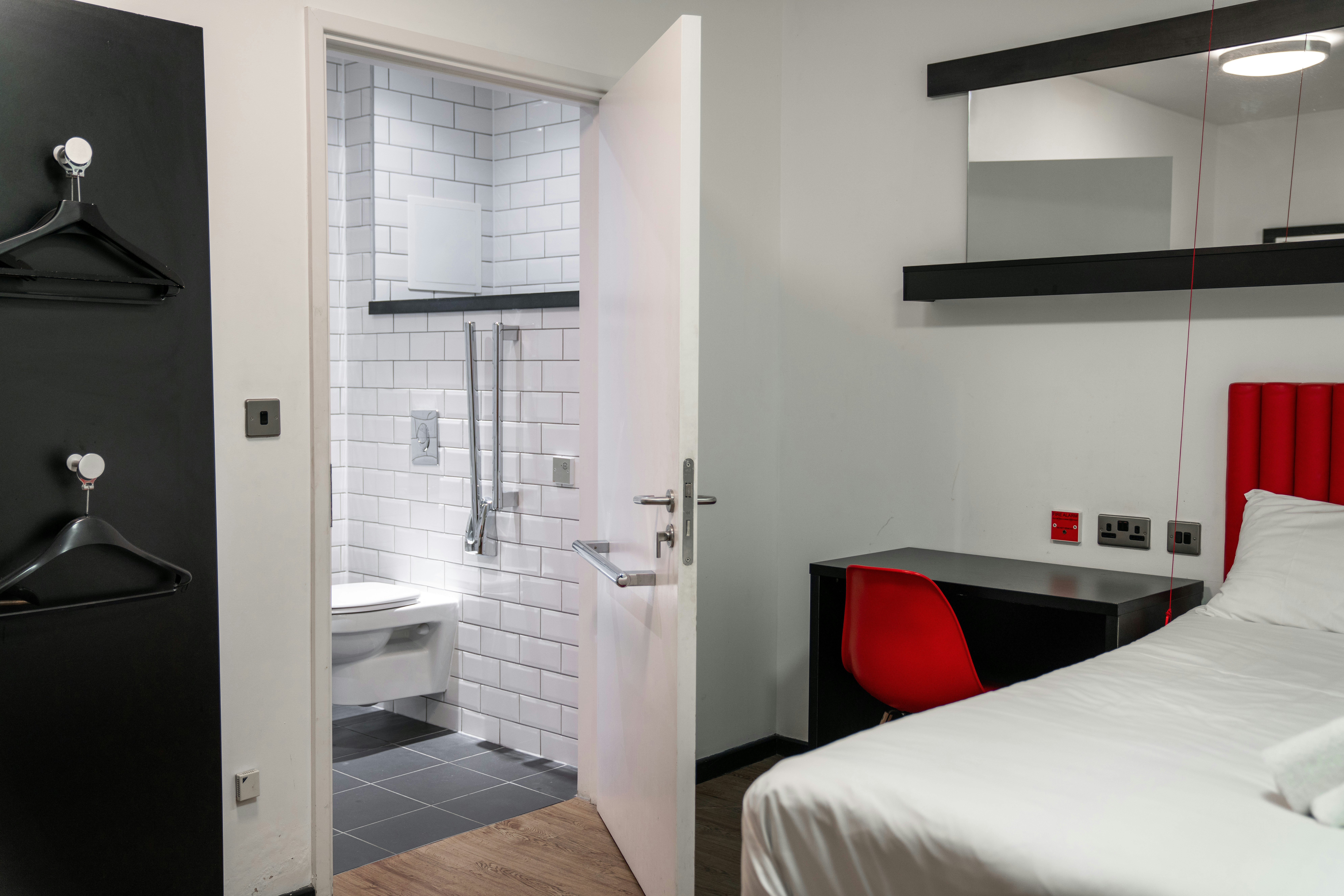 Accessible Double Room without Window، easyHotel Newcastle City Centre 3/7