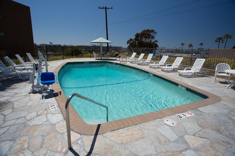 Days Inn by Wyndham Oceanside 13/40