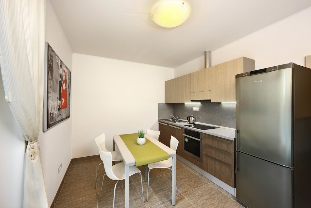 SALVATOR SUPERIOR APARTMENTS 28/36