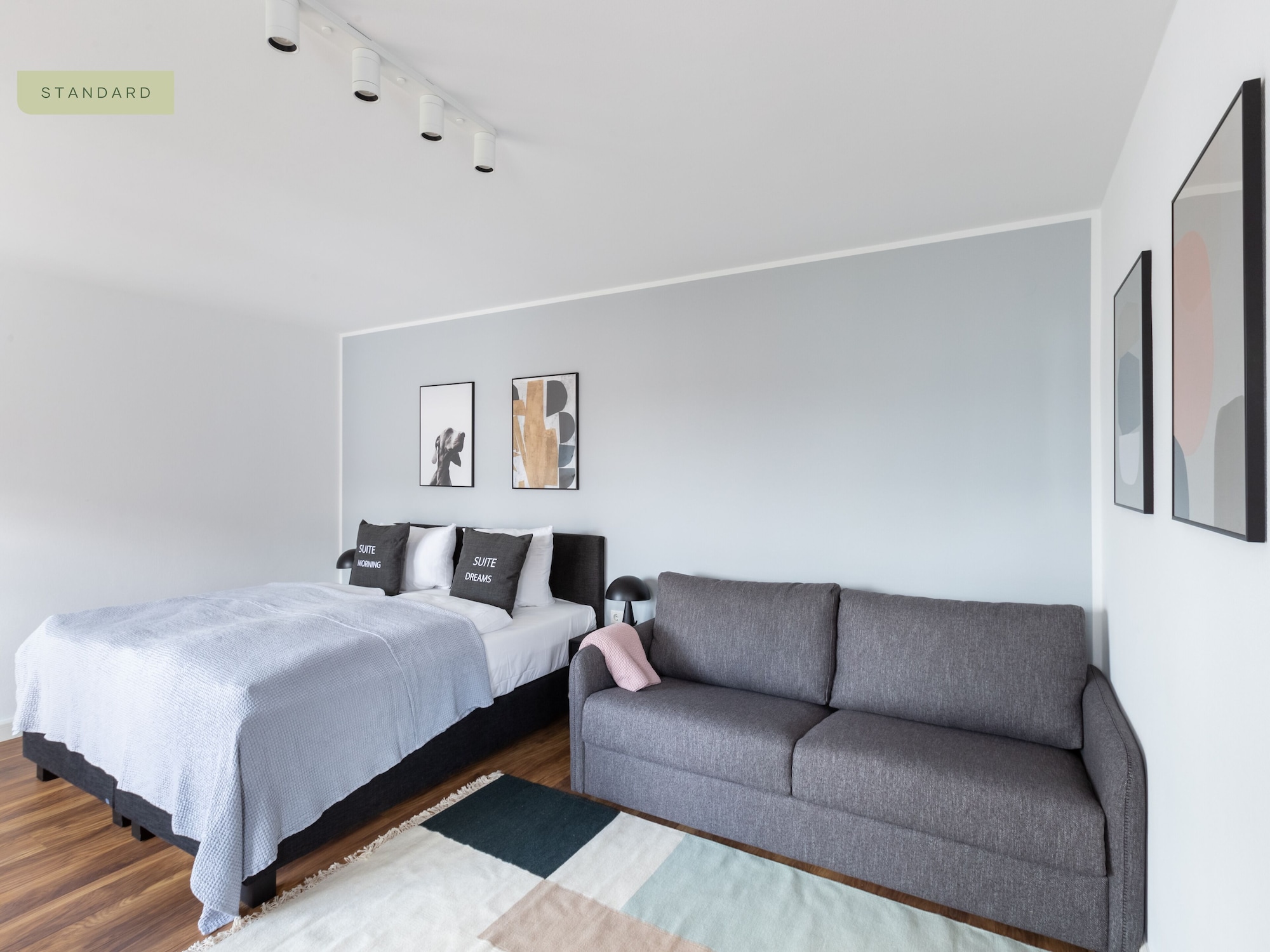 جناح كبير بسرير كوين مع أريكة، Flower's Boardinghouse Mitte 2/8