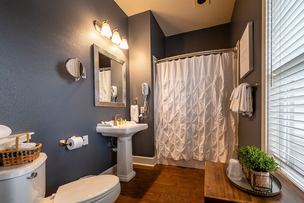 Gruene River Hotel & Retreat 48/50