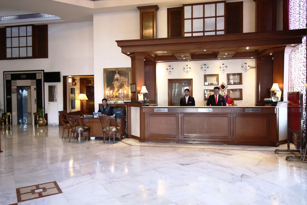 HOTEL PRESIDENT 2/35