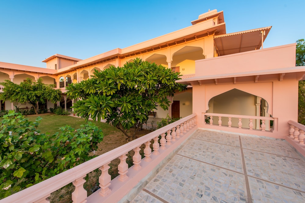 Hotel Dev Vilas 60/72
