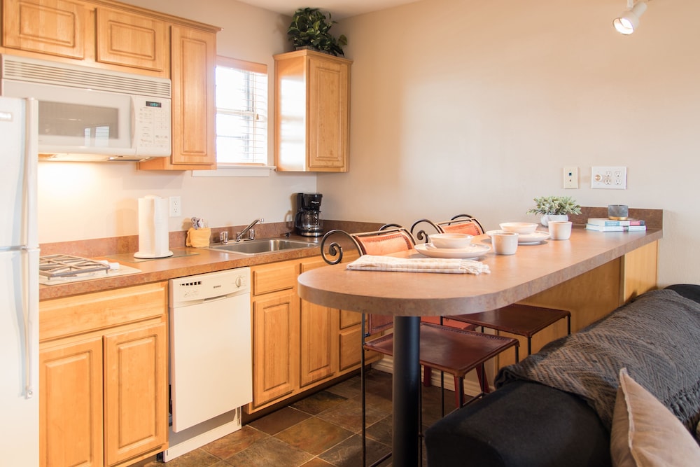 Vineyard Court Designer Suites Hotel 43/56