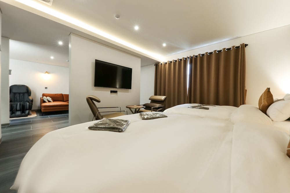 Mary Jane Hotel 18/77