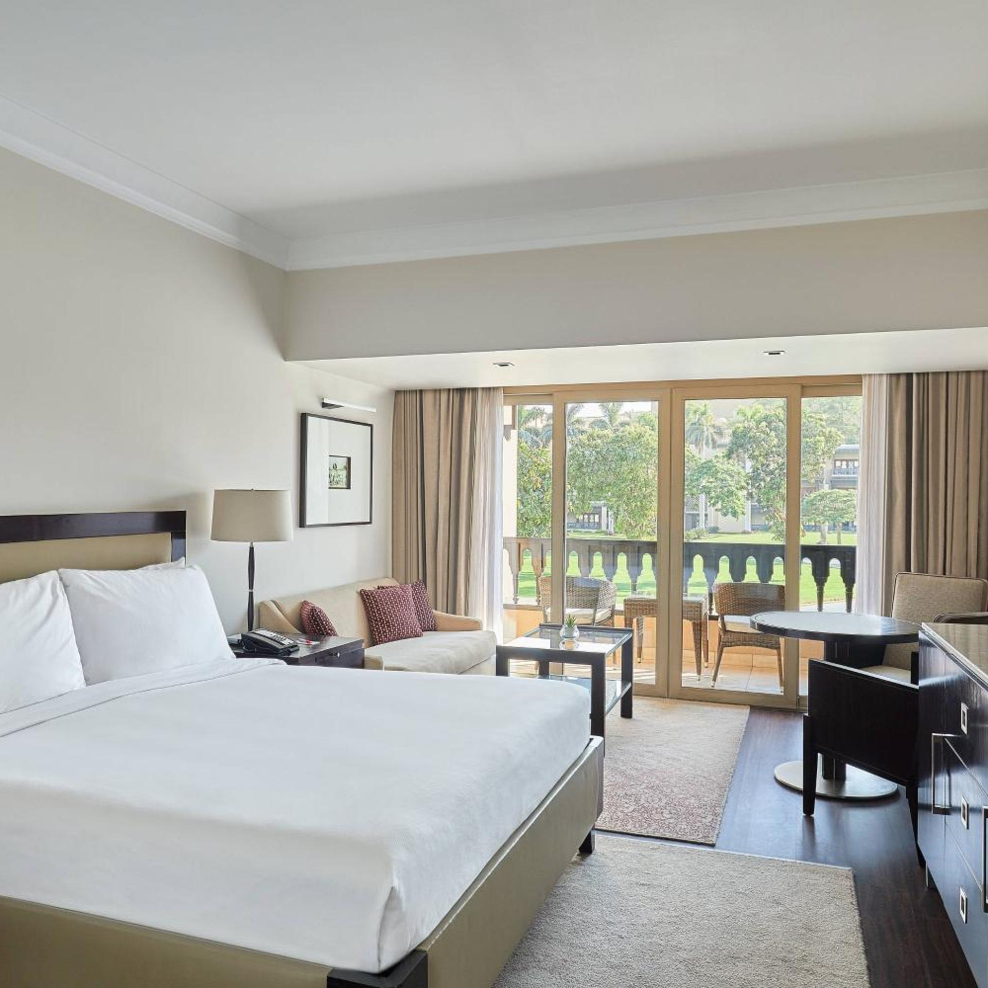 Deluxe, King Bed, Partial Pyramids View
