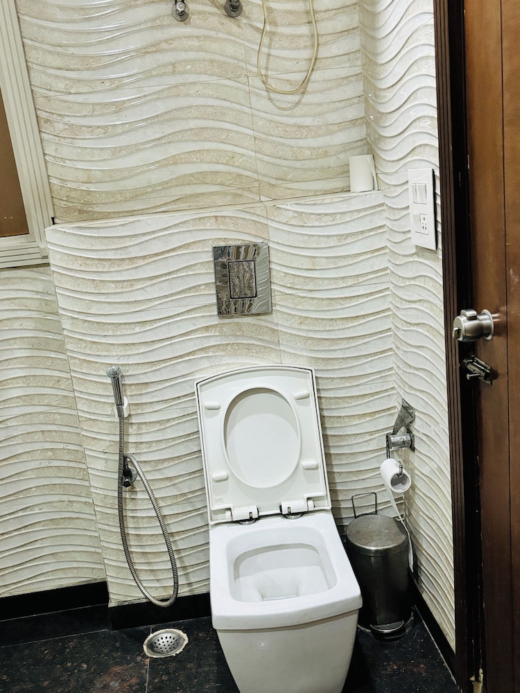 Oyo 5198 Hotel Hcgrand 27/31
