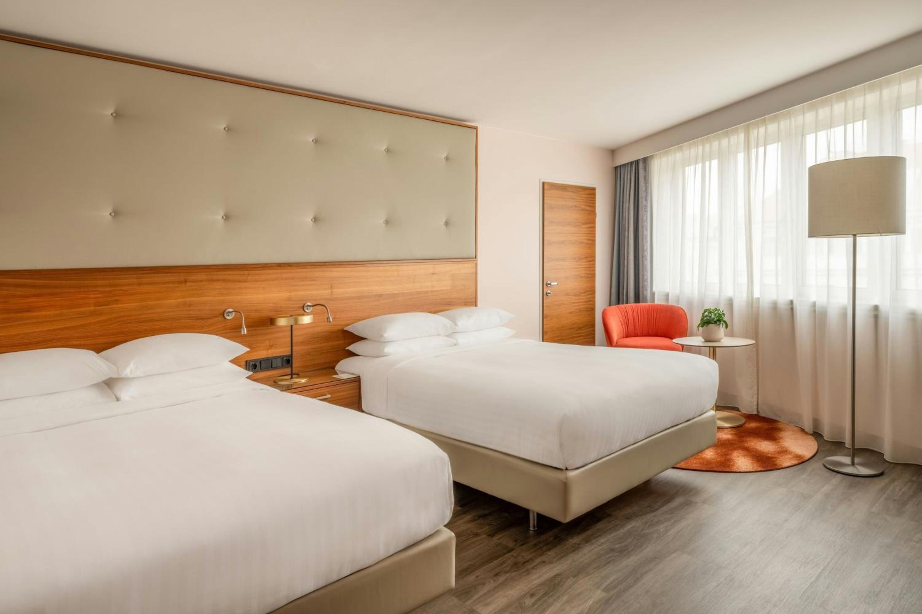 غرفة تنفيذية بسريرين مزدوجين مع دخول صالة النادي، Vienna Marriott Hotel 3/10
