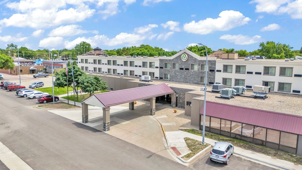 Crossroads Hotel Huron Event Center 44/50
