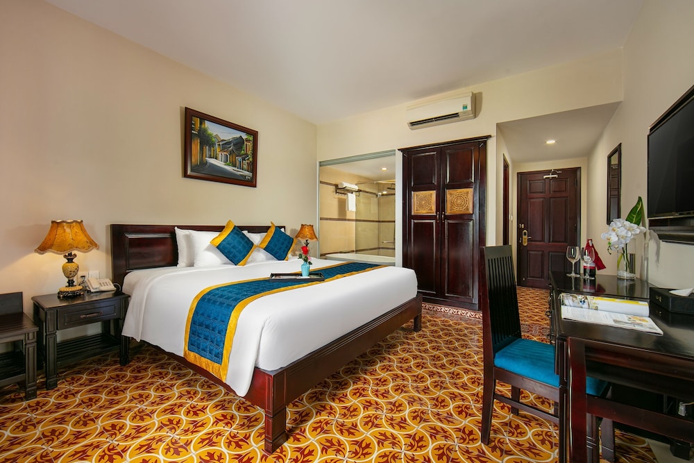 Trendy, Queen Bed, Pool View, Balcony