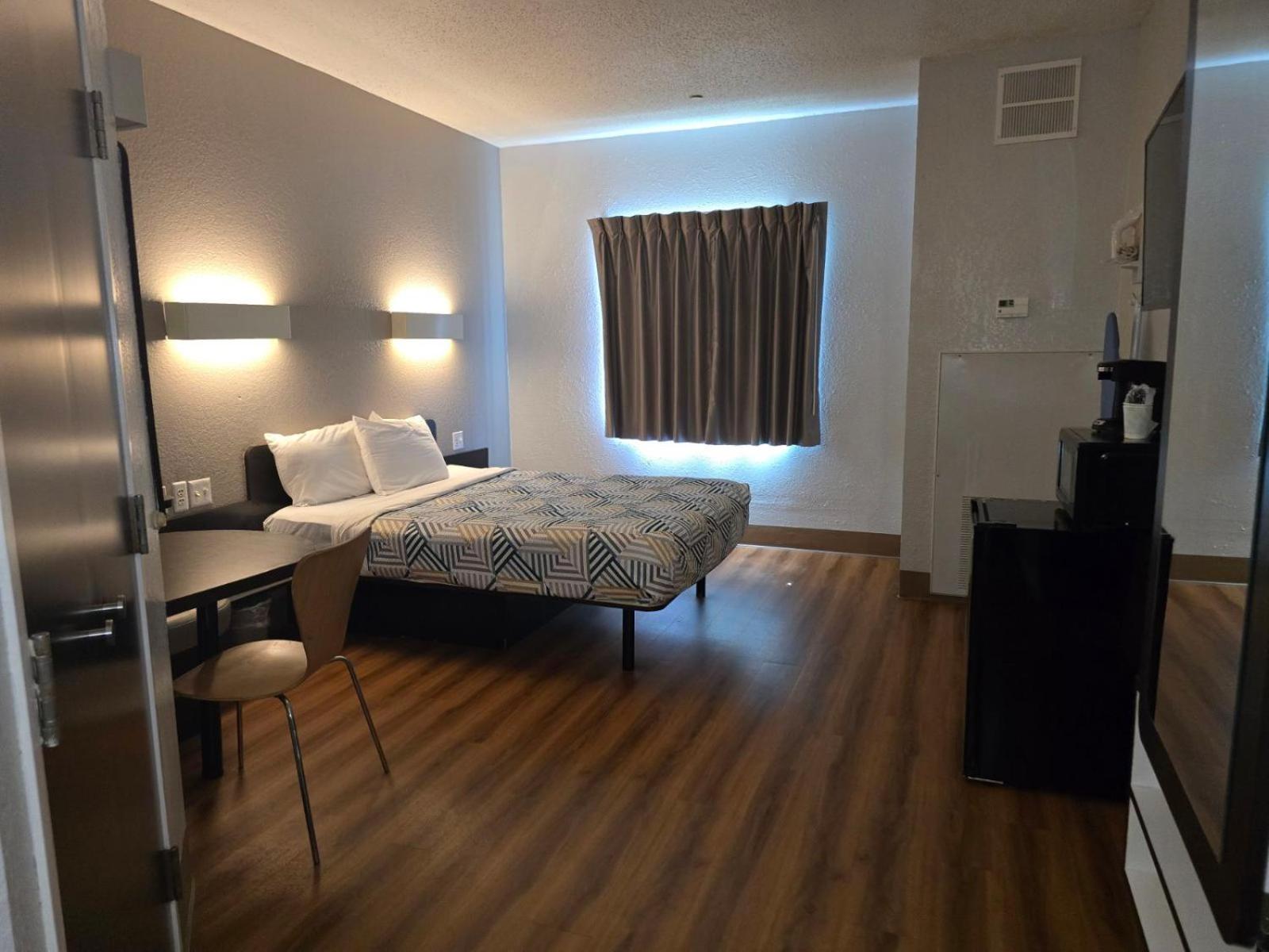 1 Queen Bed - Micfridge