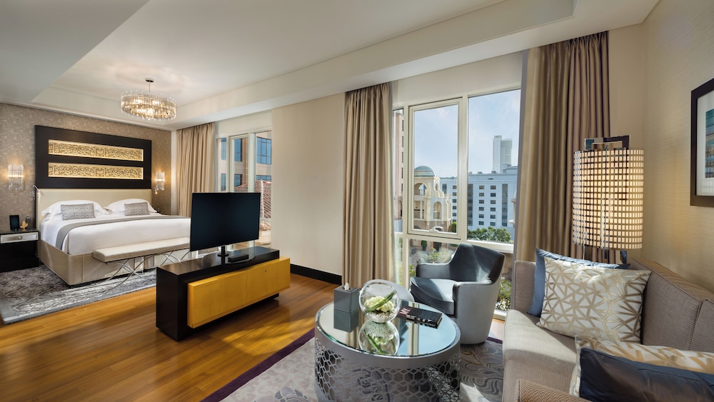 SUITE, LOUNGE ACCESS, CORNER