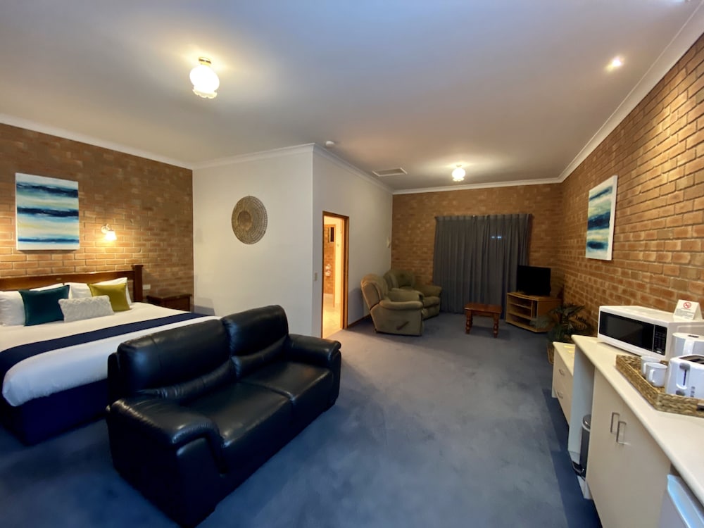Coastal Waters Motor Inn 55/73
