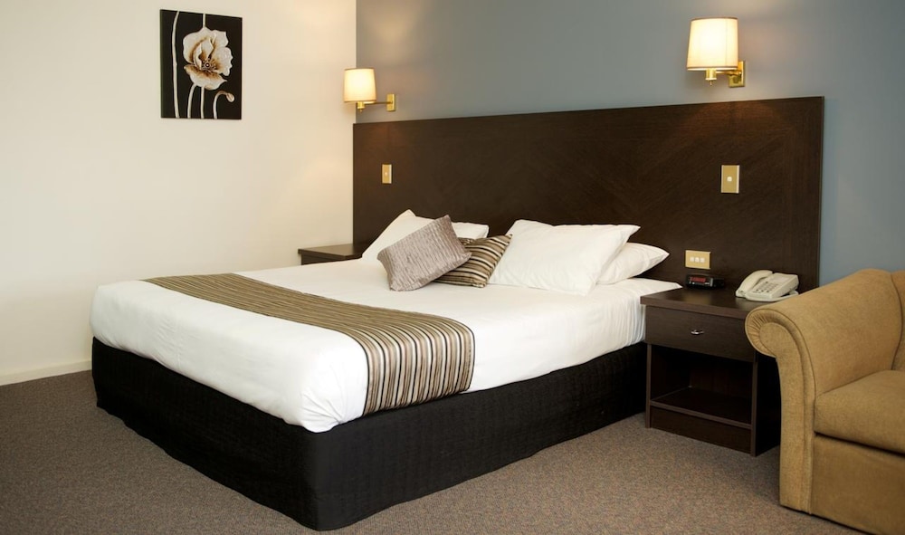 STANDARD, QUEEN BED
