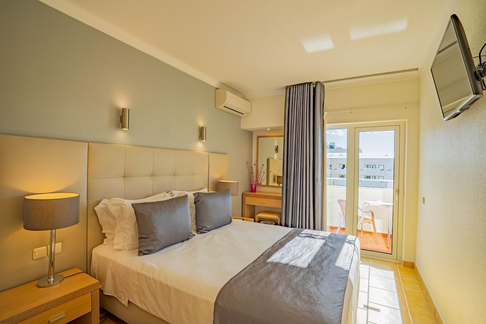 SUITE, 4 BEDS, POOL VIEW