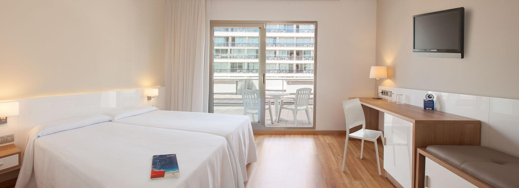 غرفة بسرير مزدوج بإطلالة على البحر بشرفة
