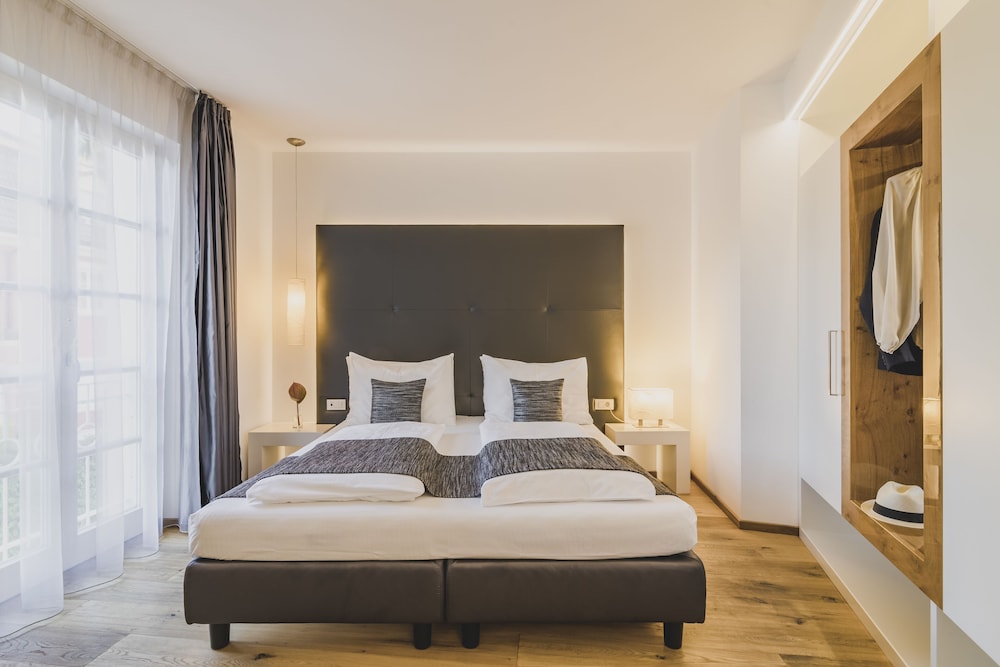 1 BEDROOM, SUITE